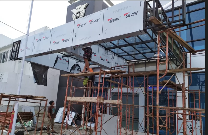 Tim kusuma indah jaya sedang melakukan pemasangan acp di gedung bandar lampung