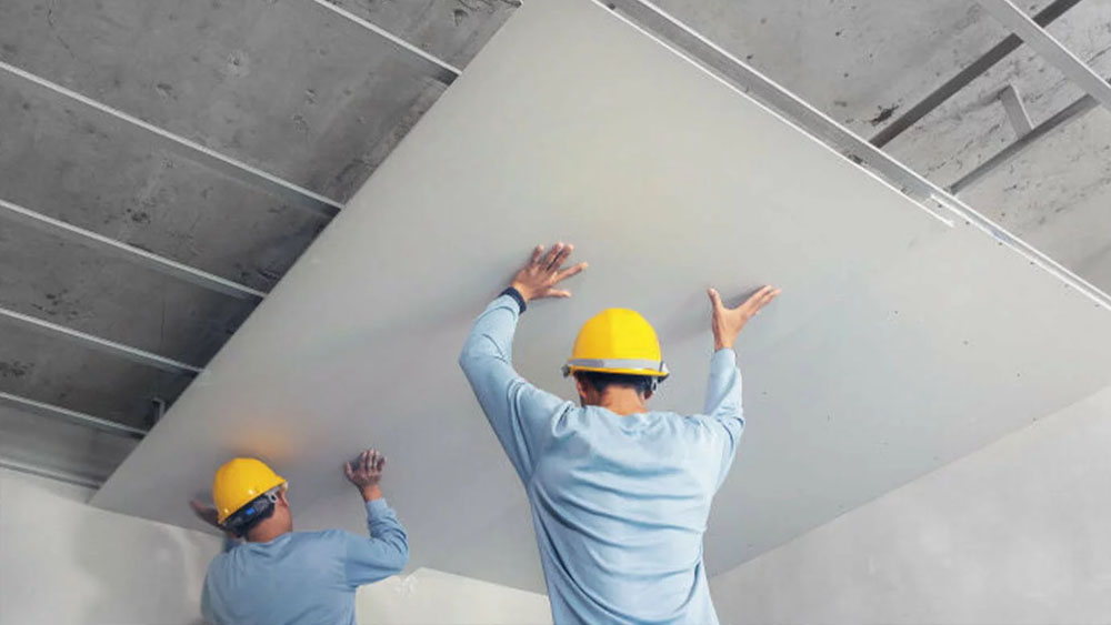 orang sedang memasang gypsum interior